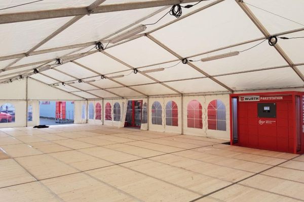 Zelt für eine Hausmesse mit Kassettenfußboden verankerungsfrei 